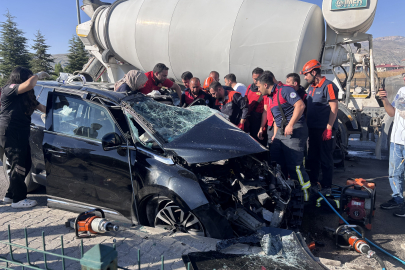 Can pazarı yaşandı: Beton mikseri ile çarpışan SUV'da anne ve kızları ağır yaralandı
