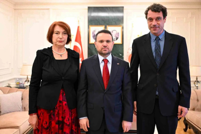 Adalet Bakanı Gürlek, 33 yıl önce öldürülen gazeteci Uğur Mumcu’nun ailesi ile bir araya geldi
