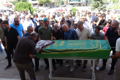 Erzincanlı Gazeteci Alparslan Kanmaz’ın Annesi Son Yolculuğuna Uğurlandı
