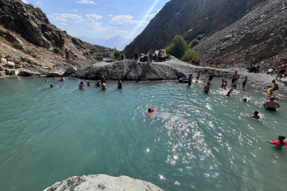 Erzincan'da 40 derece sıcakta ilginç serinleme: Dereyi kesip havuz yaptılar
