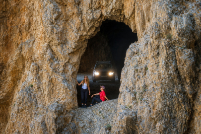 Bir asırdan fazla süren mücadelenin eseri: Taş Yolu turistlerin gözdesi