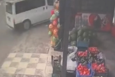 Kontrolden çıkan minibüs evin bahçesine düştü: O anlar kamerada
