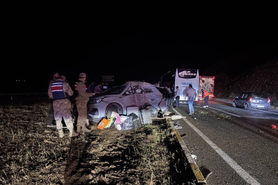 Erzincan’da yolcu otobüsü ile SUV tipi araç çarpıştı: 1'i ağır 7 yaralı