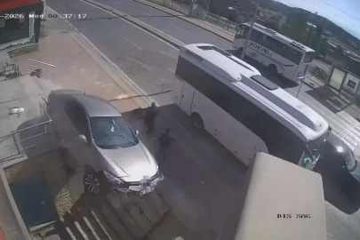 Otomobil merdiven boşluğuna uçtu: 2 kişi ezilmekten saniyelerle kurtuldu
