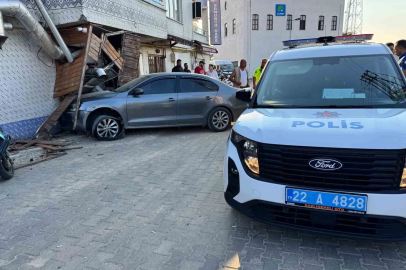 Edirne’de "dur" ihtarına uymayan iki aracın kaçışı kazayla son buldu
