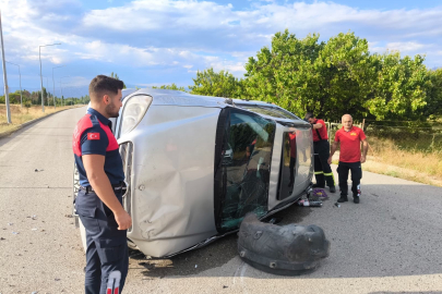Aydınlatma direğine çarpan otomobil yan yattı