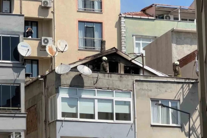 Kağıthane’de 3 katlı binanın çatı katı alevlere teslim oldu
