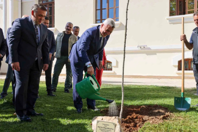 Bakan Bolat, Bilecik Valiliği bahçesinde adını taşıyan çınar fidanını dikerek can suyu verdi
