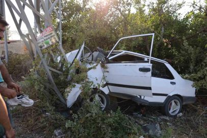 Elektrik direğine çarpan Tofaş hurdaya döndü, sürücü ağır yaralandı
