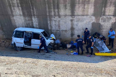 Kontrolden çıkan araç köprüden şarampole uçtu: 2 ölü
