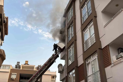 Apartman dairesi yangında kullanılamaz hale geldi
