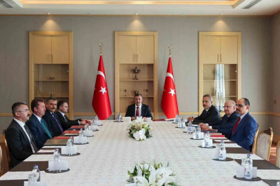 Milli Dayanışma ve Toplumsal Bütünleşmenin Güçlendirilmesine Dair Kanun kapsamında kurulan Takip ve Değerlendirme Kurulu’nun ilk toplantısı Cevdet Yılmaz başkanlığında başladı.
