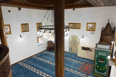 Şavşat’ta tarihi cami Osmanlı tarzı hatlarla bezendi
