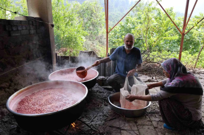 Adana’da kara kazanlarda sağlık deposu kızılcık şerbeti mesaisi başladı
