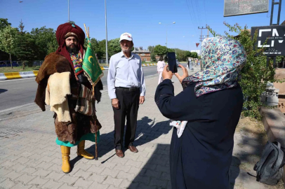 Giydiği Selçuklu kıyafetiyle, Konya’dan Ahlat’a Cumhurbaşkanını görmek için geldi
