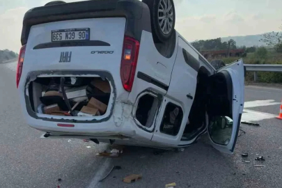 Hafif ticari ile otomobil çarpıştı, biri takla attı biri refüje çıktı: 2 yaralı
