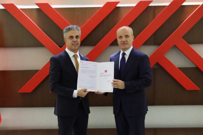 Rektör Kuyrukluyıldız mazbatasını YÖK Başkanı Özvar’dan aldı