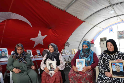 Diyarbakır anneleri PKK ve uzantısı YPG-SDG’nin feshini değerlendirdi
