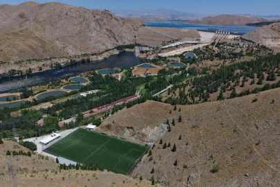 Keban Baraj Gölü manzaralı dağ dibindeki stat dronla görüntülendi
