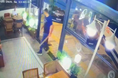Sopayla öldüresiye dövdü, ilginç saldırı kameralara yansıdı
