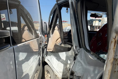 Yüksekova’da minibüs ile kamyonet çarpıştı: 10 yaralı
