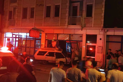 Kontrolden çıkan otomobil markete girdi
