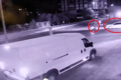 Otomobille çarpışan motosikletlinin yola savrulduğu anlar kamerada
