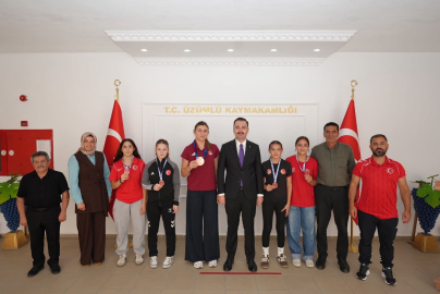 Üzümlü'de başarılı güreşçilerden Kaymakam Hökelekli'ye ziyaret