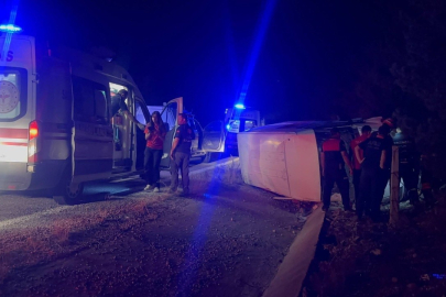 Erzincan’da bal yüklü minibüs devrildi: 3 yaralı