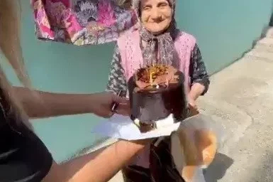 Samsun’da yaşlılara doğum günü sürprizi: Büyüklerin yüzü pasta ile gülüyor
