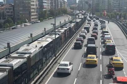 Mecidiyeköy’de arızalanan metrobüs yoğunluğa neden oldu
