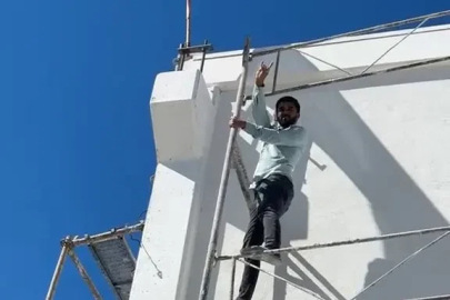 Ters dönen Türk bayrağını görünce dayanamadı, 10 metre yüksekliğindeki iskeleye tırmandı
