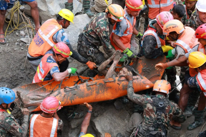 Nepal'deki selde tünelde mahsur kalan 2 işçi 9 gün sonra kurtarıldı