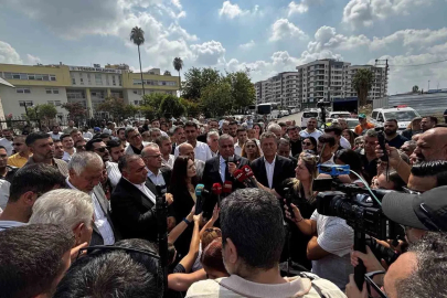 Yüreğir Belediyesi önünde başkan vekilliği kararına tepki
