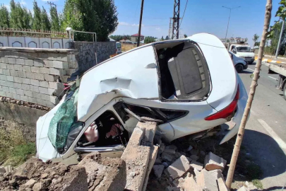 Ağrı’da iki aracın karıştığı feci kazada 4 kişi yaralandı
