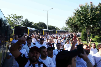 Beşiktaş taraftarı stada geldi
