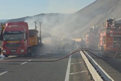 Asfalt makinesi yüklü TIR alev alev yandı; yol 1,5 saat ulaşıma kapandı