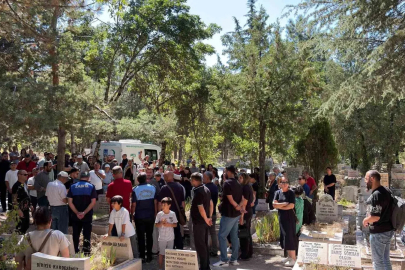 Hayatını kaybeden oyuncu Serhat Kılıç, Karşıyaka Mezarlığı’nda defnedildi
