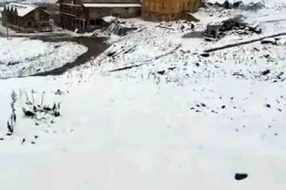 Rize’nin yaylalarına Eylül’de kış geldi, 3 bin 100 metre yükseklikte bulunan Tahpur Yaylası beyaza büründü
