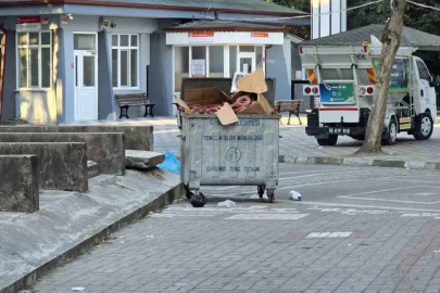 Fuarda satılan sucukların çöpteki görüntüsü herkesi huzursuz etti
