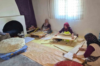 Yozgat’ta imece usulü kışlık yufka ekmek hazırlığı sürüyor
