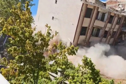 5 katlı iki bina tek dokunuşla yıkıldı
