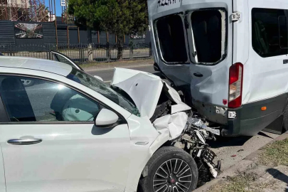 Otomobil minibüse arkadan çarptı: 4 yaralı
