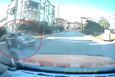 Antalya’da otomobilin taksiye çarptığı kaza anı araç kamerasına yansıdı

