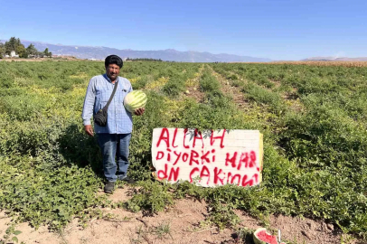 Karpuz hırsızlarıyla başa çıkmak için kibar ikazda bulunan çiftçinin çözümü sonuçsuz kalınca tarlada nöbete başladı
