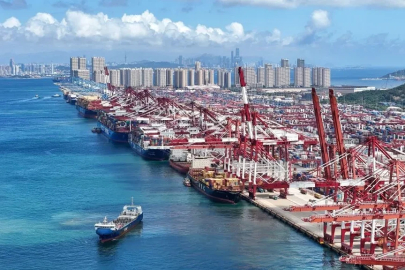 Çin'in Qingdao Limanı'na demirli kargo gemisinde yangın çıktı