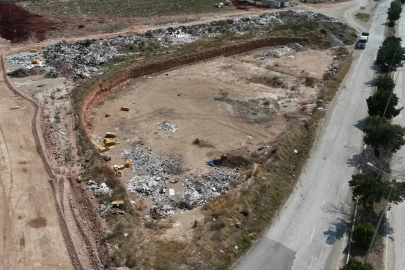 Adana çöplüğe döndü: Bulvar kenarlarında klozetten buzdolabına ne ararsan var
