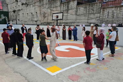 Öğrencileri okula kaynaştırmak için türkülü ve marşlı karşılama yaptılar
