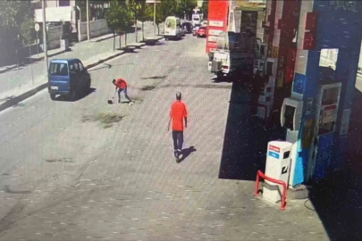 Düşürdüğü çantasına kavuşan yaşlı kadın polislere para verip çay ikram etmek istedi
