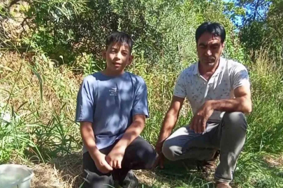 Bitkin düşen yavru yaban tavşanına, eliyle su verdi
